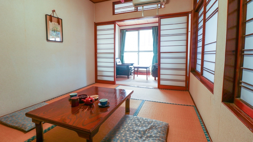 ■【本館 客室一例】温泉街に面した和室。畳の上で足を伸ばしてのんびりおくつろぎください。