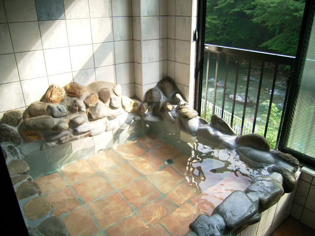 Hiiragi no Ma / Clear stream overlooking half-open-air bath
