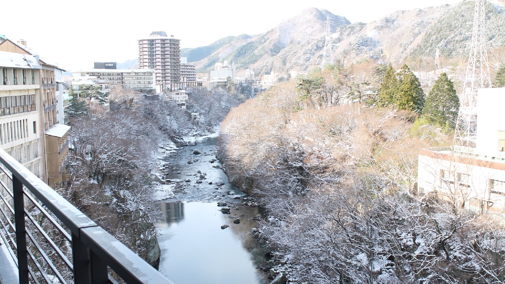 【冬の眺望例】山々や渓谷は雪化粧で美しく
