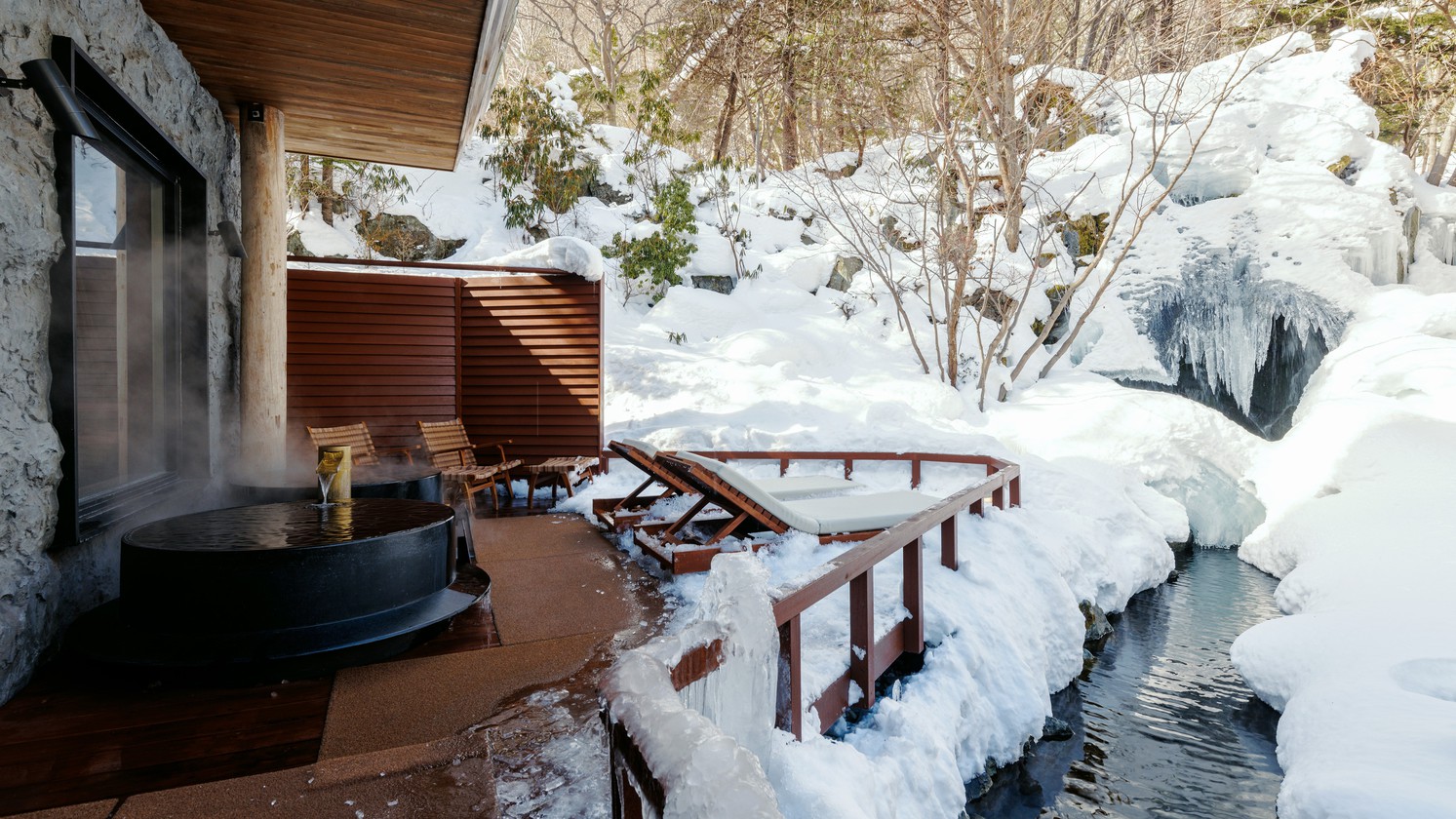 ◆鬼サウナ(冬)／雪と滝の自然を眺めながら、外気浴で休憩できます。（一例）