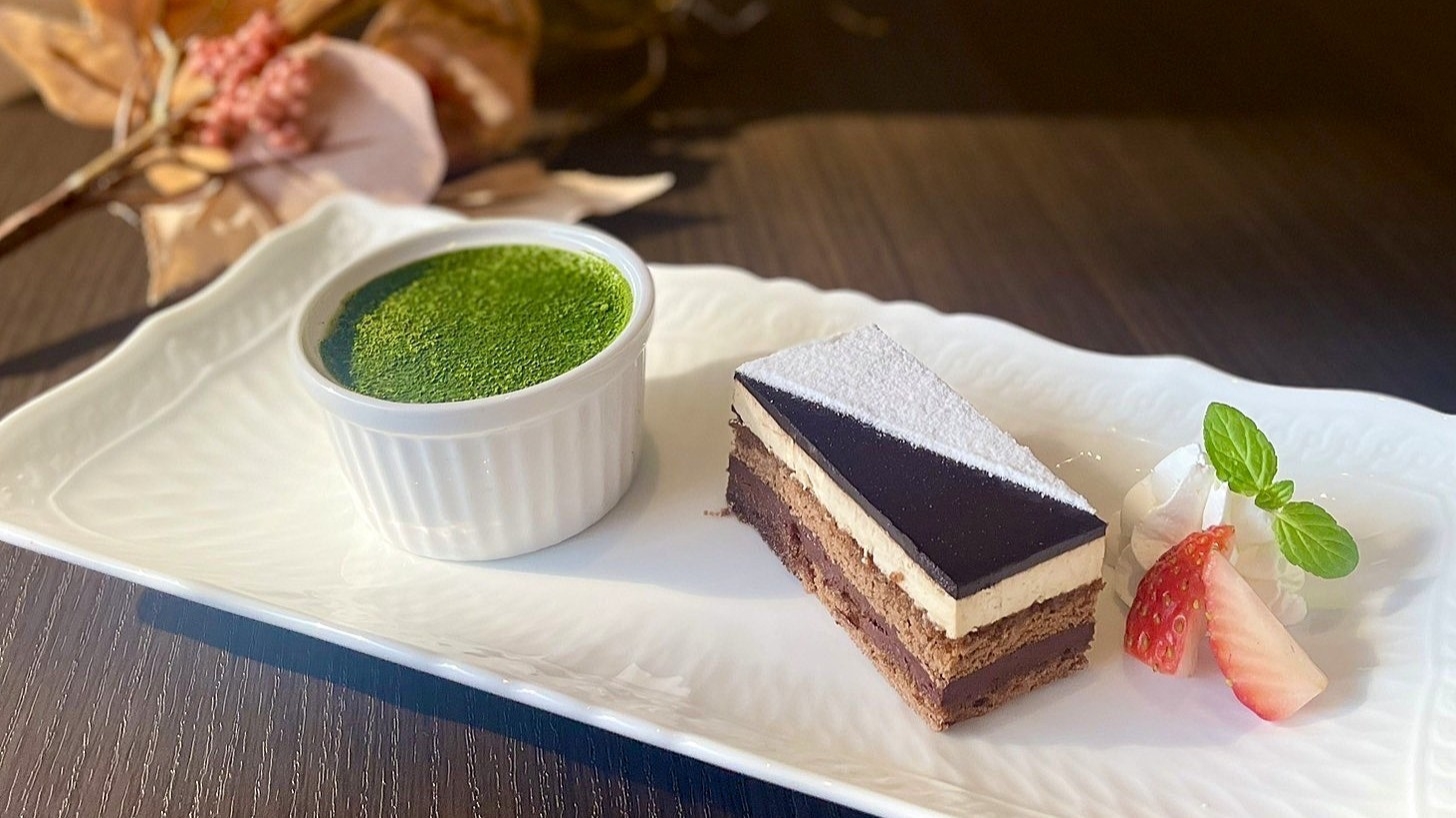 【カフェユーカラ｜デザート付プラン】「抹茶ムース＆チョコレートケーキセット」付／朝・夕バイキング食