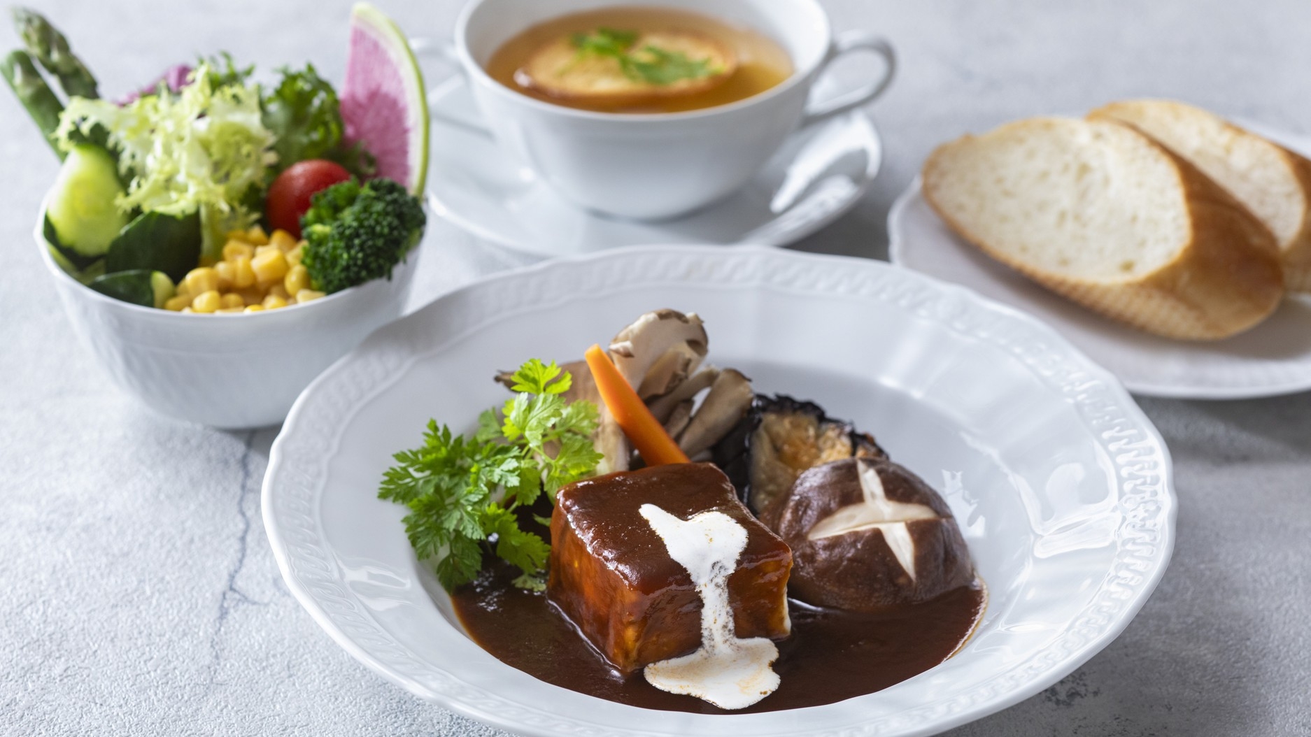 【カフェユーカラ1周年記念｜連泊2泊5食】昼食「ビーフシチューセット」付／朝夕バイキング