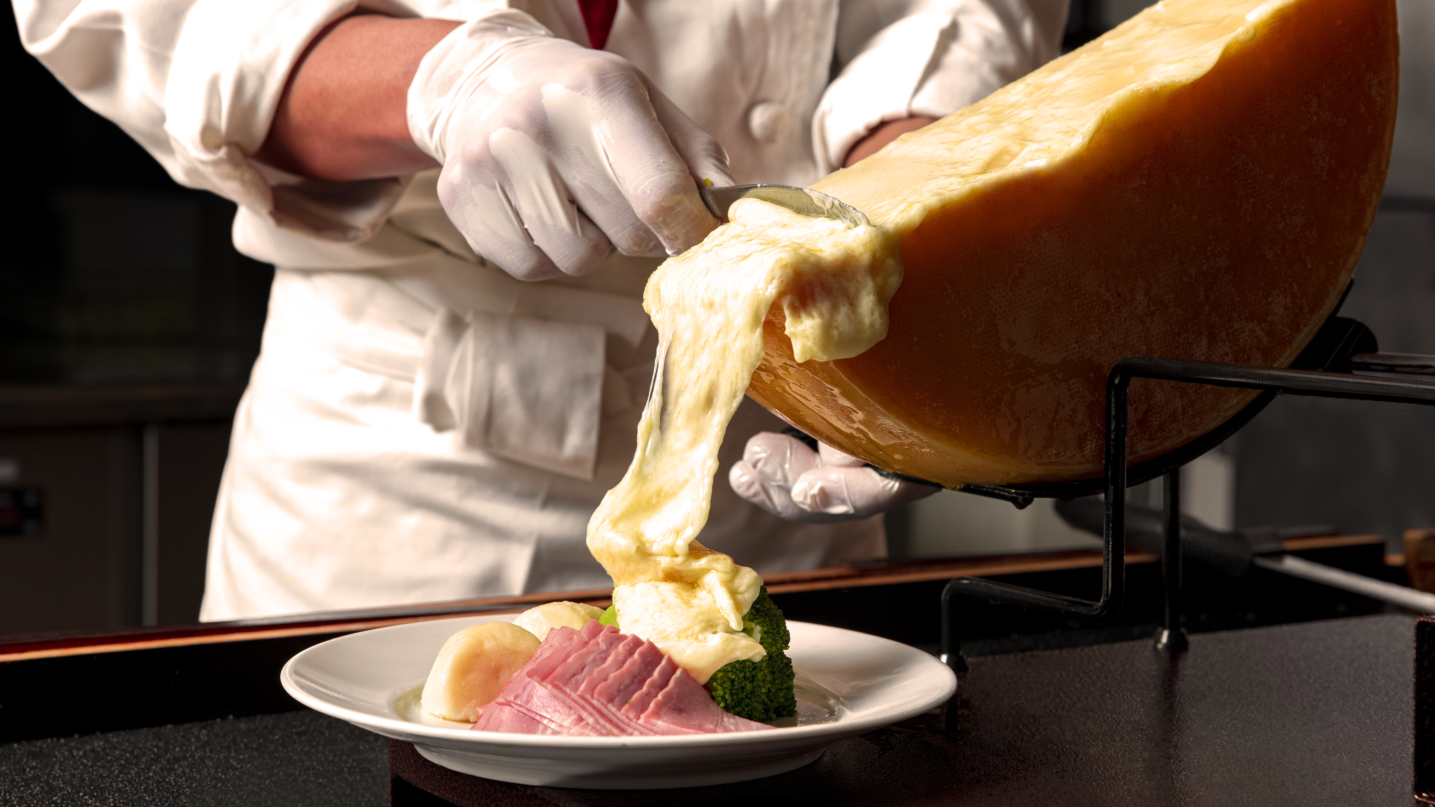 ◆夕食バイキング／北海道産花畑牧場のラクレットチーズが人気です。（イメージ）