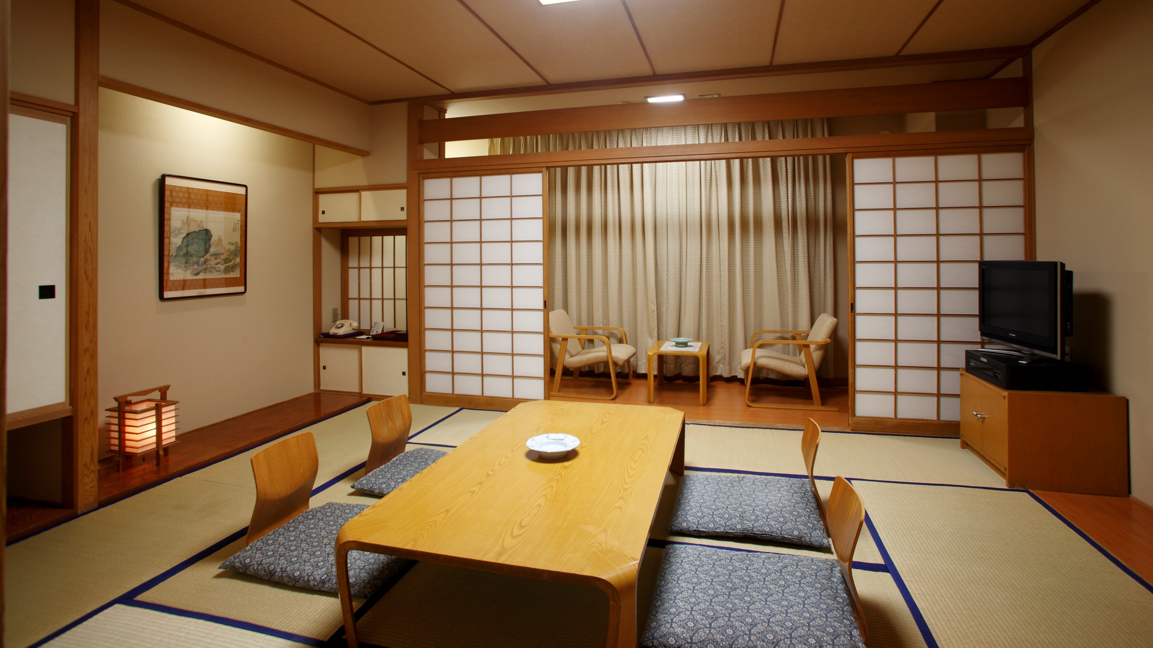◆10畳和室／日本人が落ち着く畳の間や純和風造りで、 寛ぎのひとときをお過ごしください。（客室一例）