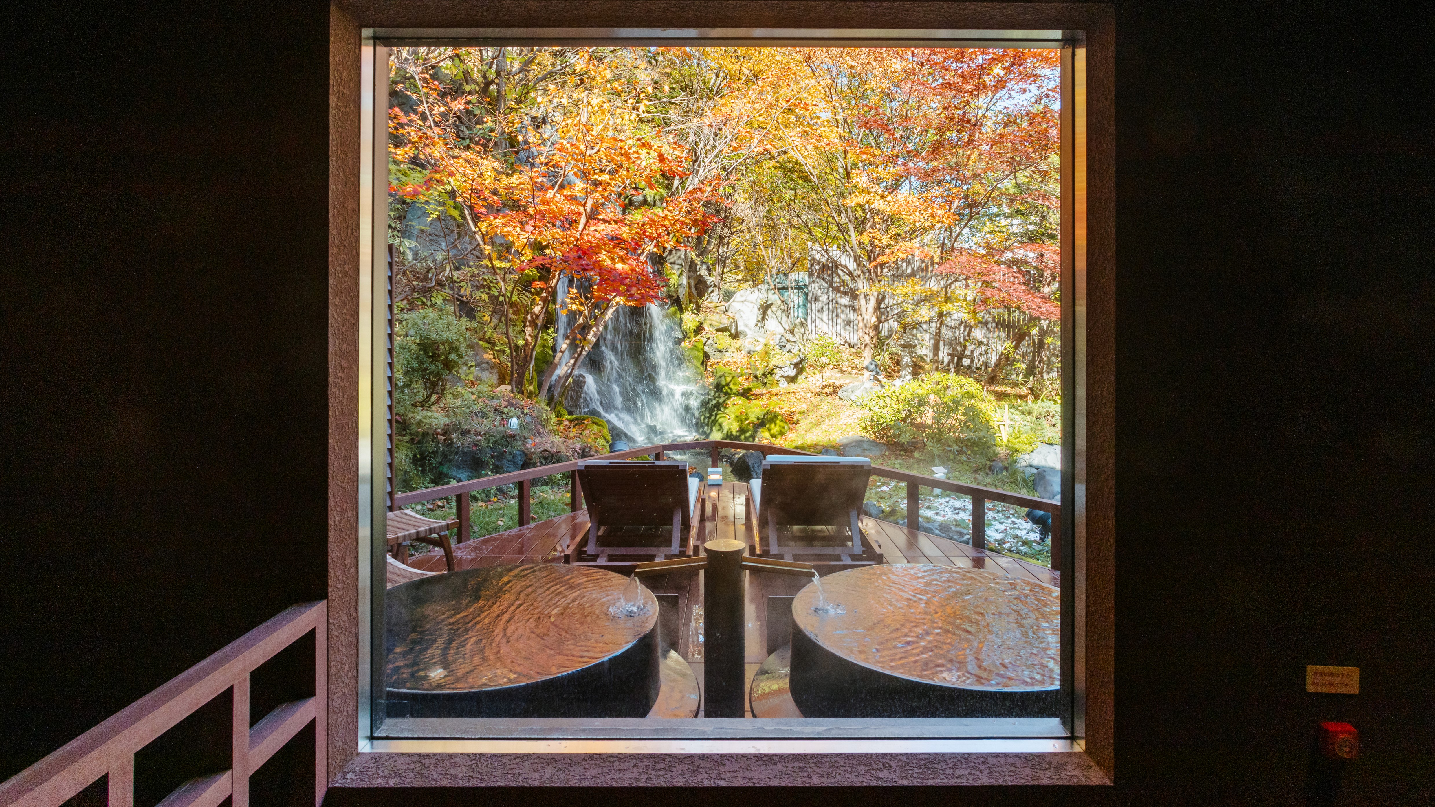 ◆鬼サウナ(秋)／サウナ室、水風呂、休憩スペースの前で流れる滝は当館が一押しする景観です。（一例）