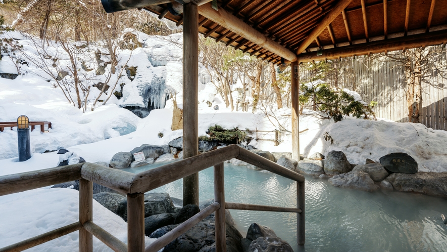 ◆鬼サウナ(冬)／寒い冬に熱い鬼サウナと温泉で見る雪景色は最高の幸せ。（一例）