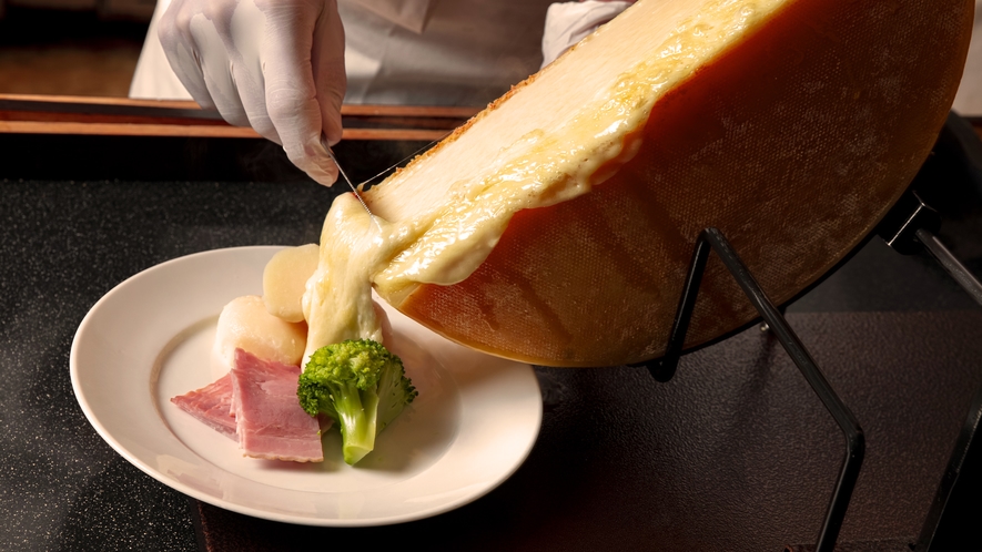 ◆夕食バイキング／ラクレットチーズは温野菜やベーコンにたっぷりかけてお召し上がり下さい。（イメージ）