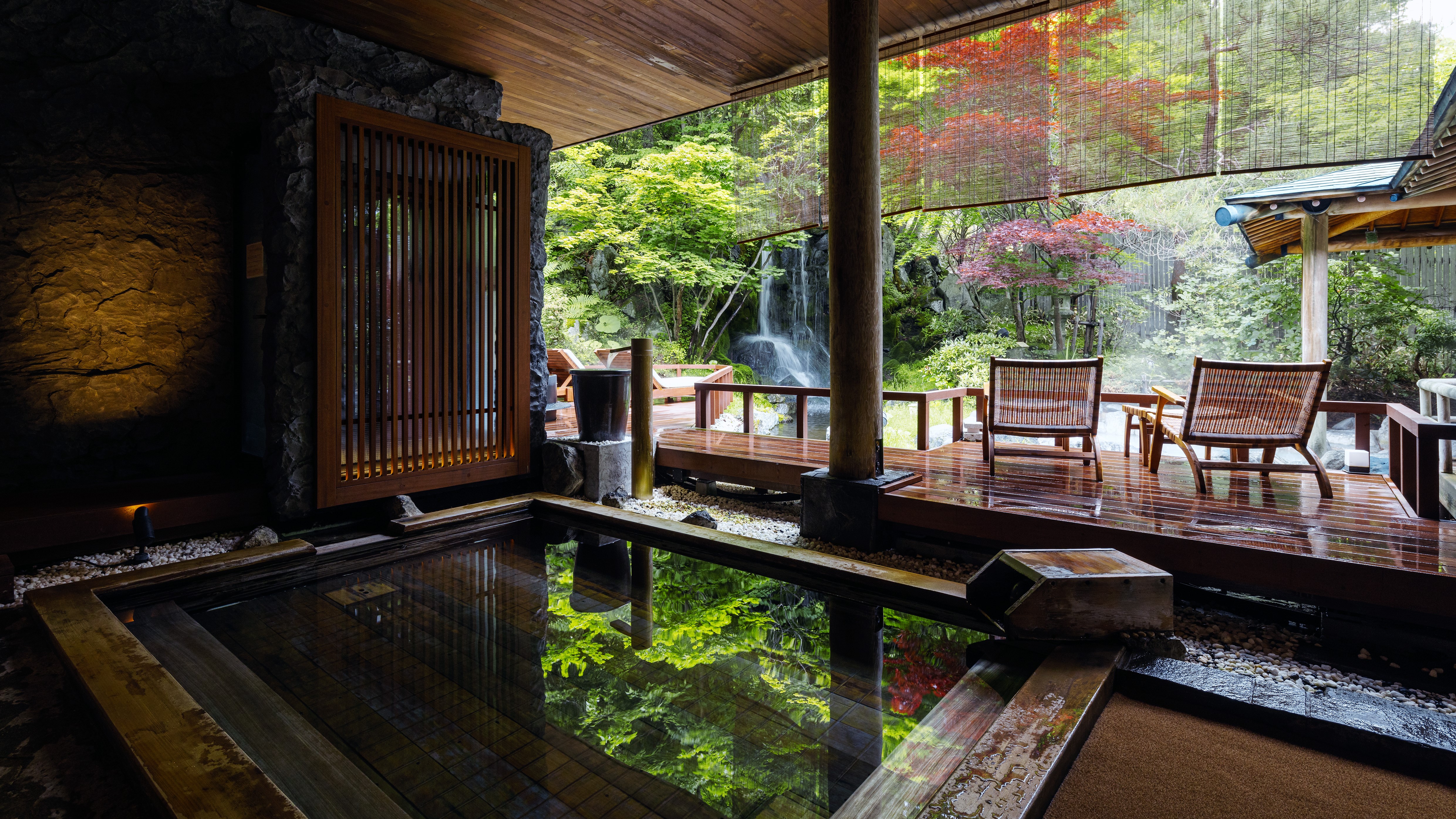◆鬼サウナ／北海道では珍しい露天檜水風呂。登別の山麓を源とした約16度の沢水を使用しています。（一例