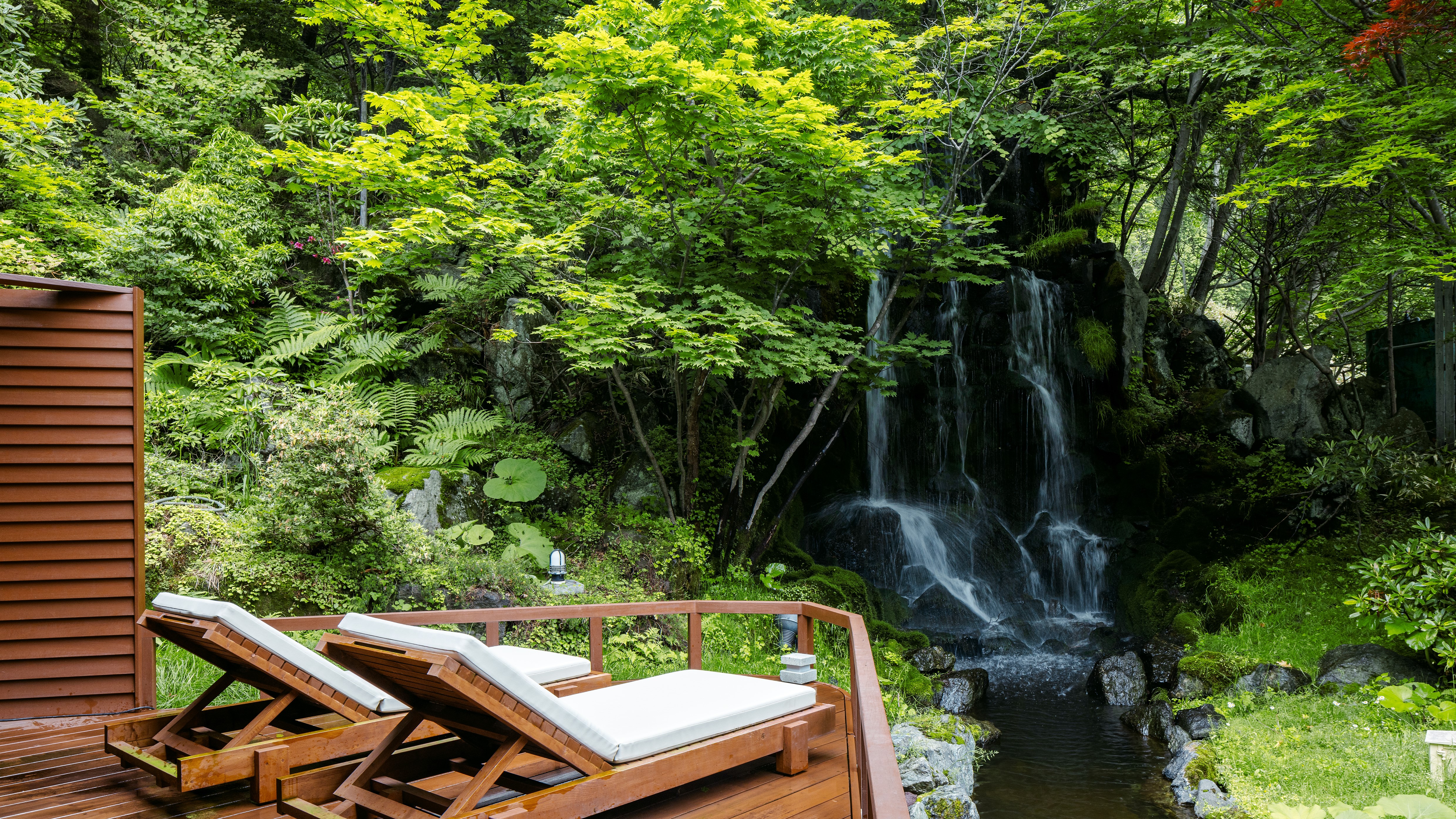 ◆鬼サウナ／北海道の自然を感じながら、ウッドデッキで外気浴をお愉しみください。（一例）