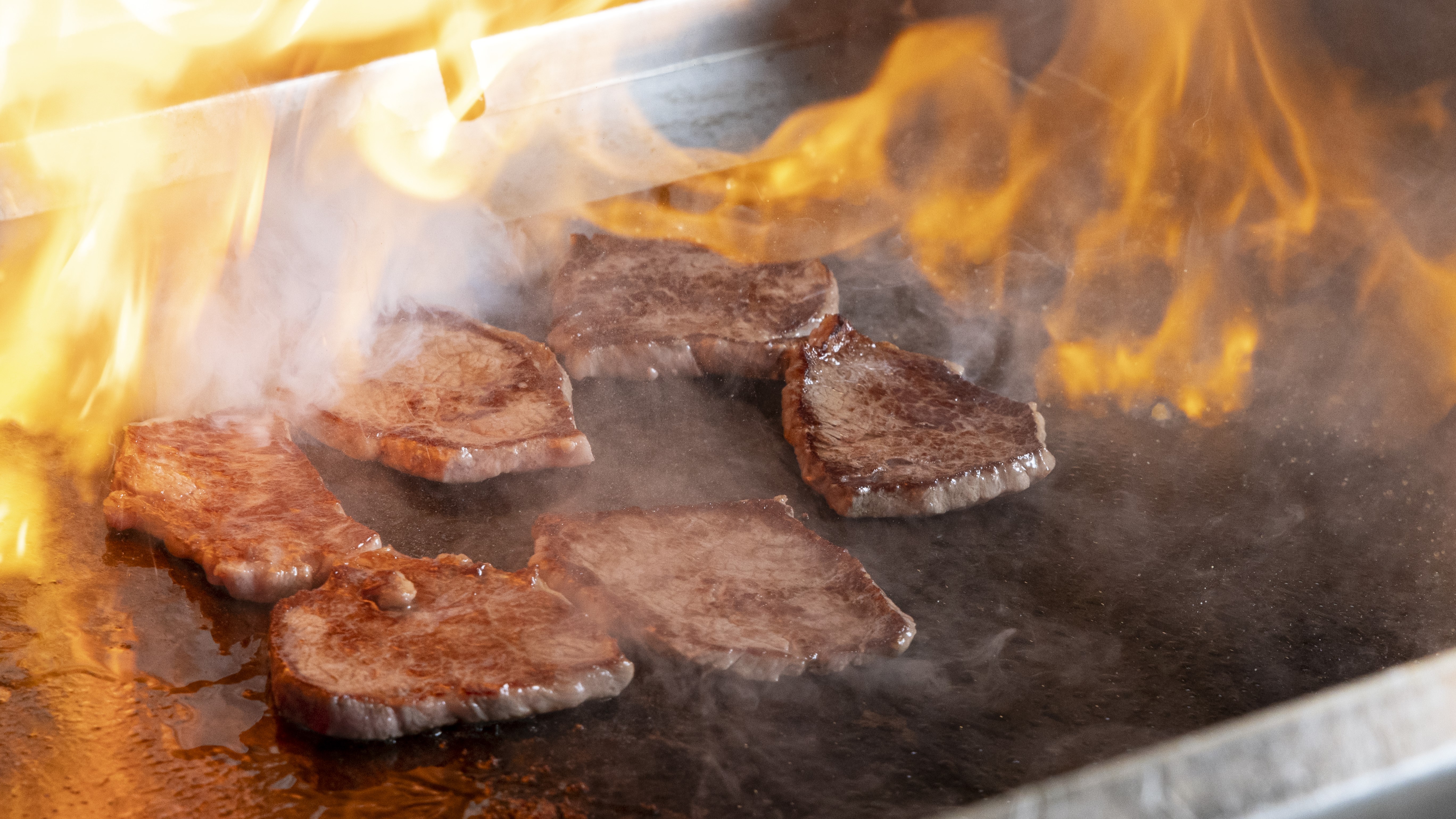 ◆夕食バイキング／北海道標津町産「星空の黒牛」のステーキが人気です。（イメージ）