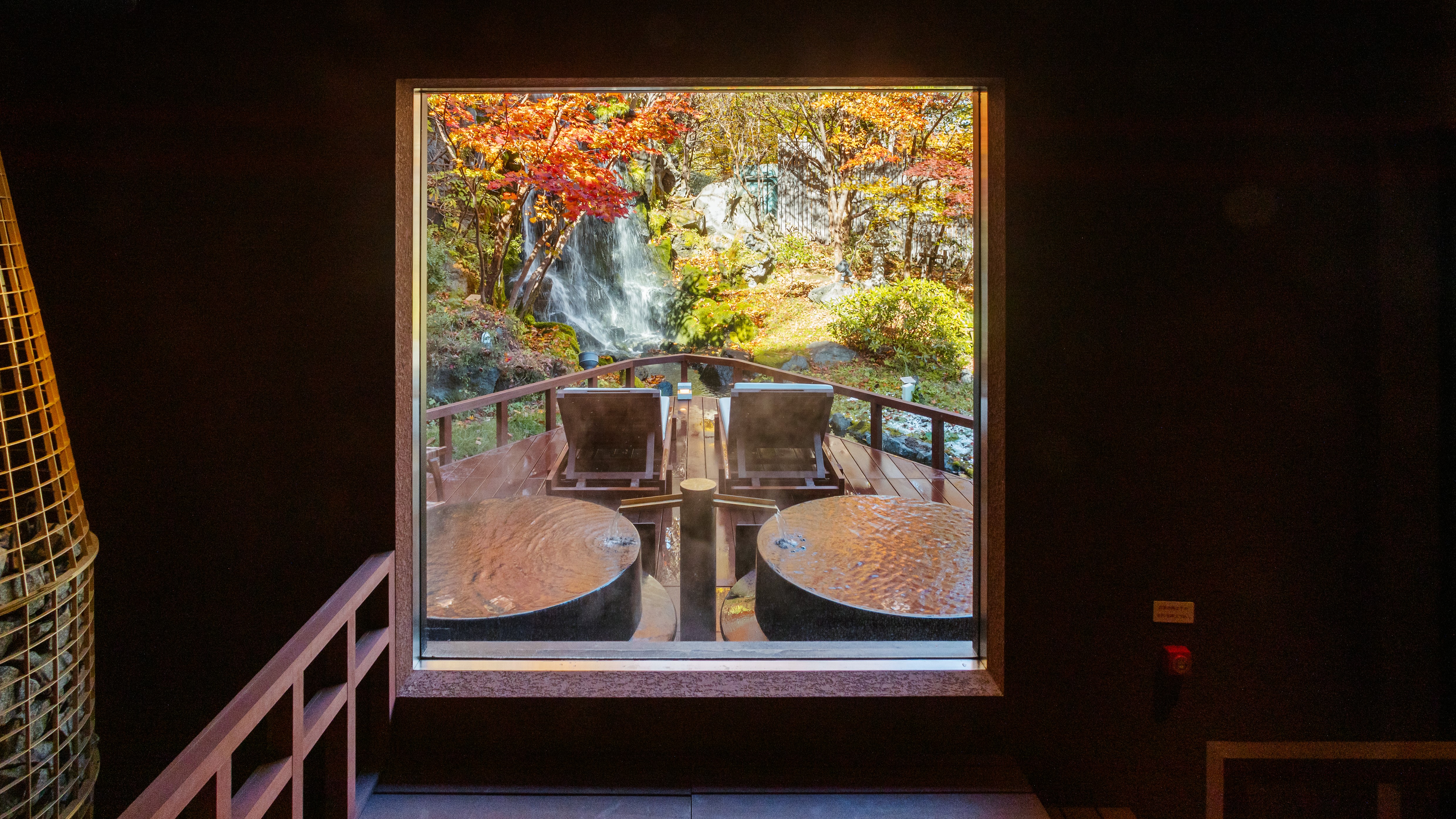 ◆鬼サウナ(秋)／サウナ室、水風呂、休憩スペースの前で流れる滝は当館が一押しする景観です。（一例）