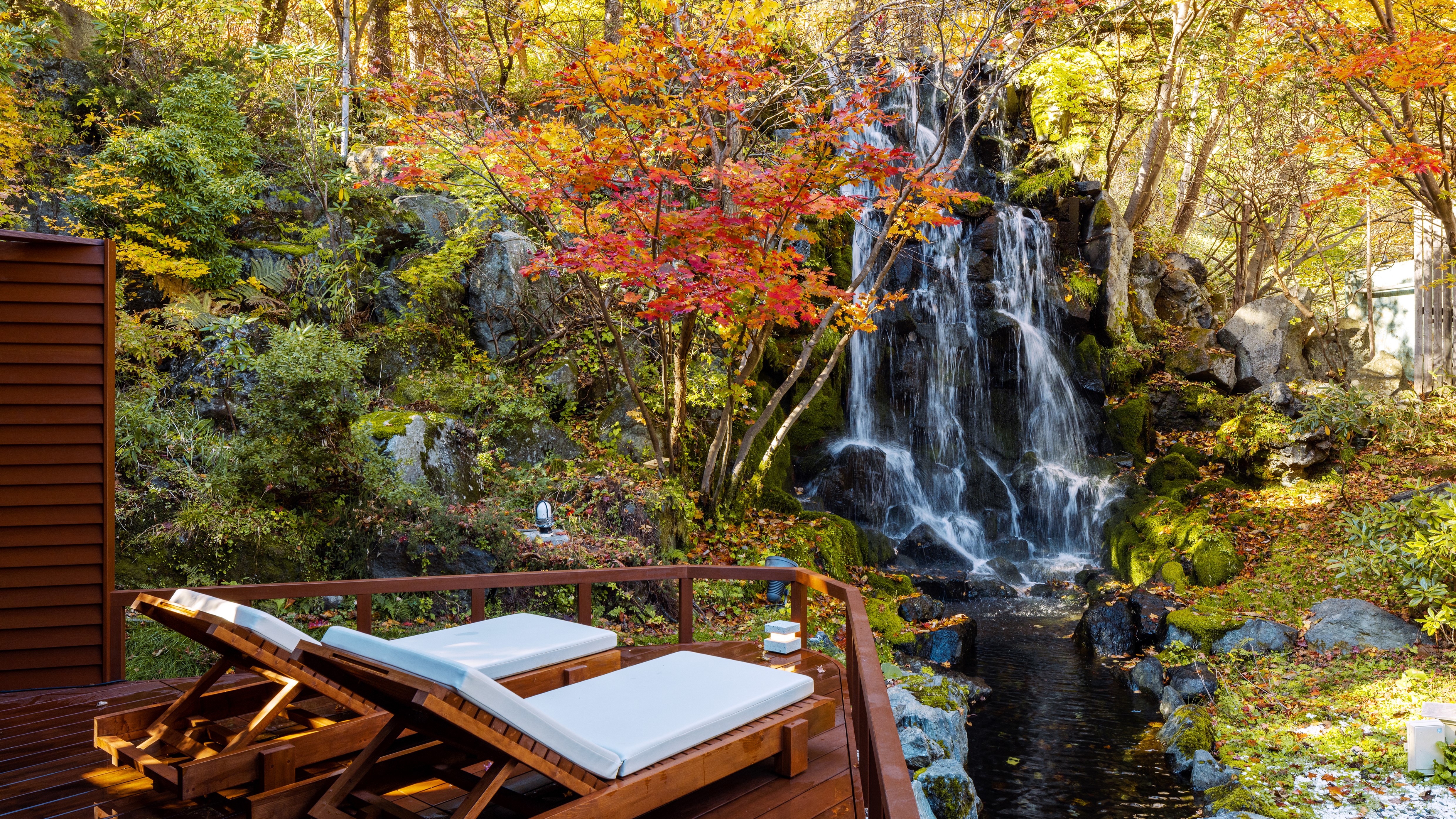 ◆鬼サウナ(秋)／秋には紅葉と滝を眺めながら休憩できます。（一例）
