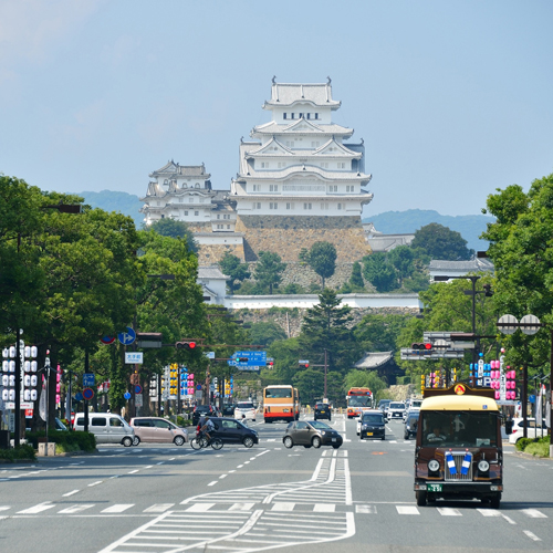 【姫路城】徒歩25分。当館から駅を北方面に抜けると、前方に姫路城が見えます。