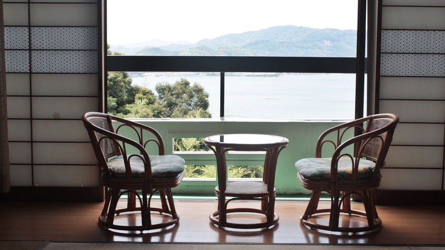 *【客室一例】和室／眼下に広がる浜名湖の絶景をお愉しみください。