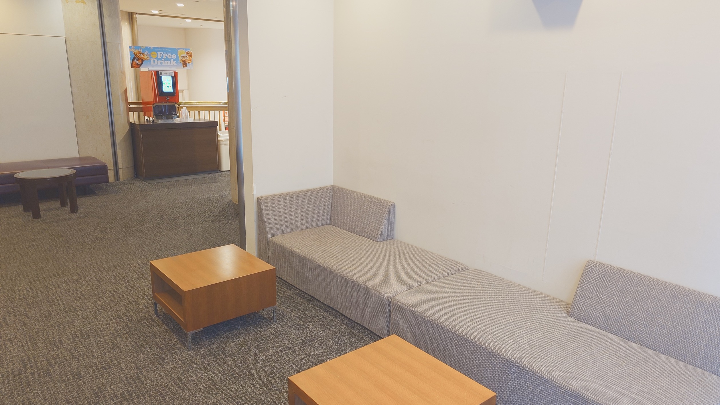 フリードリンクコーナー前のソファ