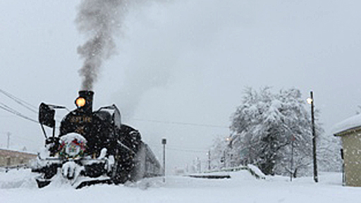 *【SLばんえつ物語号】今ではなかなかお目にかかれない、雪の中を走る列車をとらえた貴重な一枚です。 