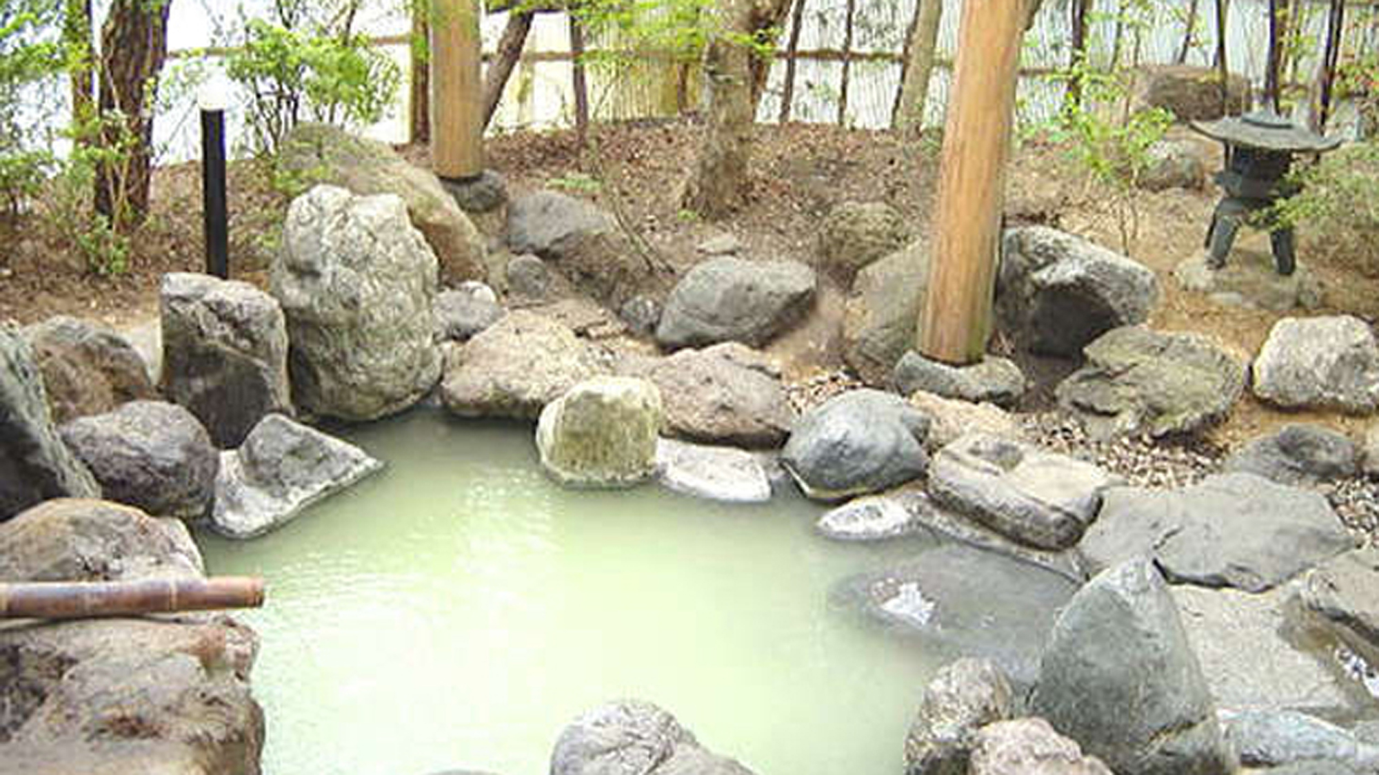 *温泉（露天風呂）/露天風呂では開放的で、幻想的なエメラルドグリーンのお湯をお楽しみいただけます。