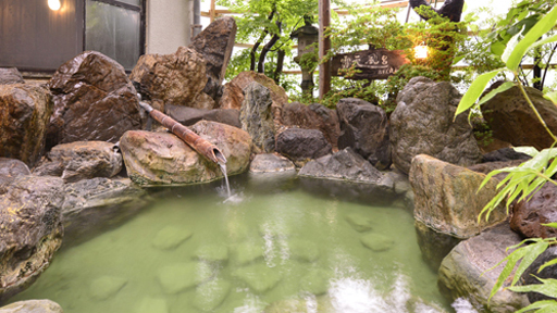 *温泉（露天風呂）／阿賀野川からの川風を感じながらお寛ぎください。