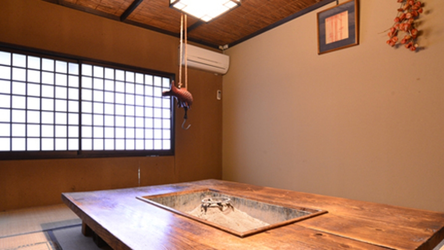 *お食事処一例／古きよき日本の食卓「囲炉裏」を囲んでお食事をお楽しみください。
