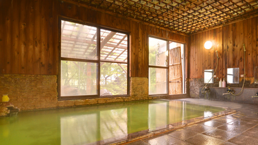 *温泉（正鬼の湯）／エメラルドグリーンのお湯の色と浴室内の木や天井との雰囲気が印象的！