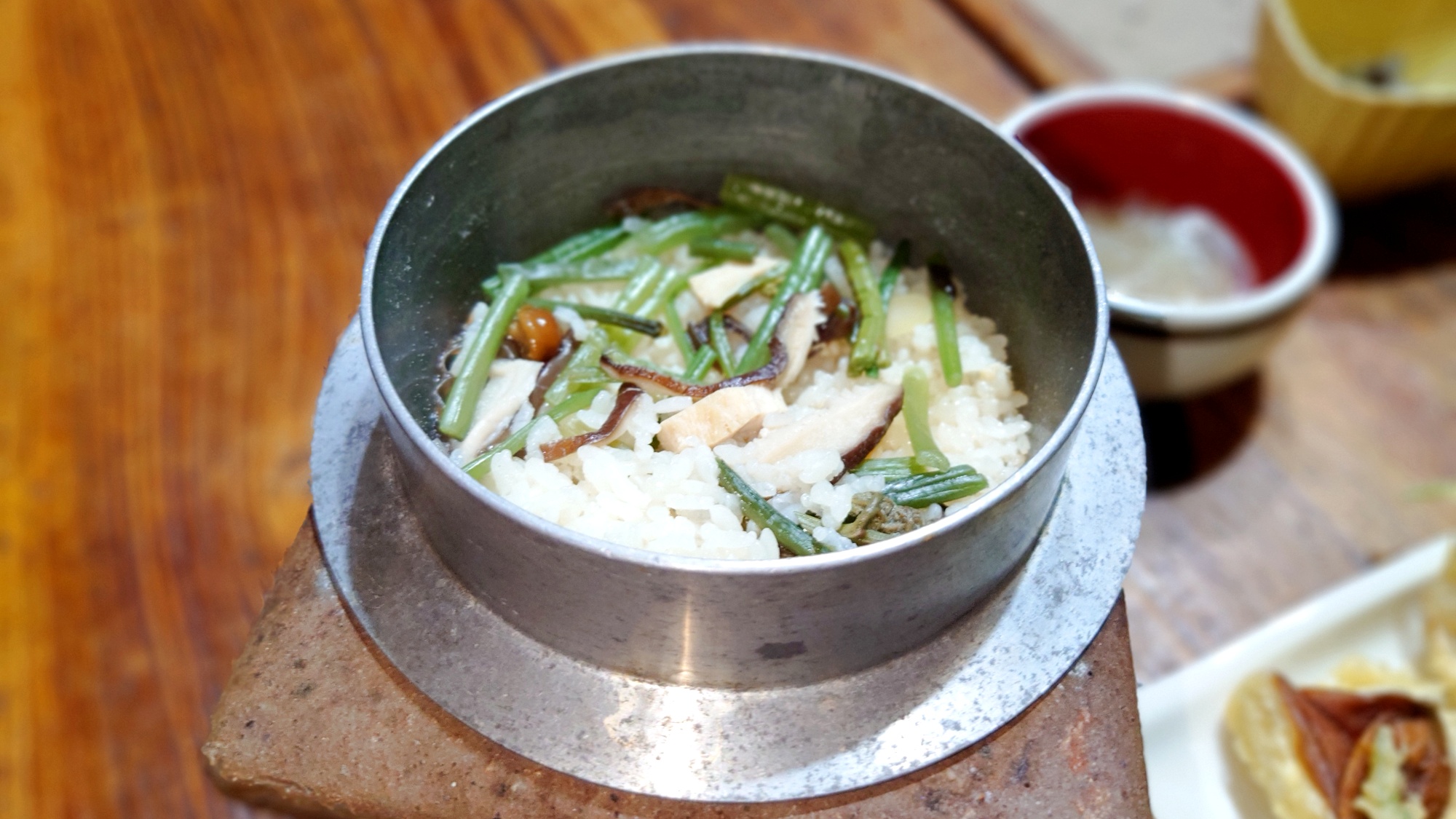 *夕食一例（釜めし）／季節替わりの“元祖釜めし”はグルメ通な方にも人気の一品です！
