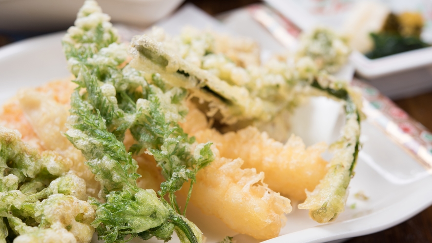 *夕食(てんぷら)一例/さくさくの天ぷらをご賞味ください。