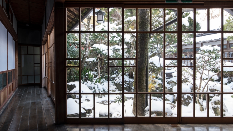 *冬の中庭：大正ガラス越しに眺める雪は風情があります