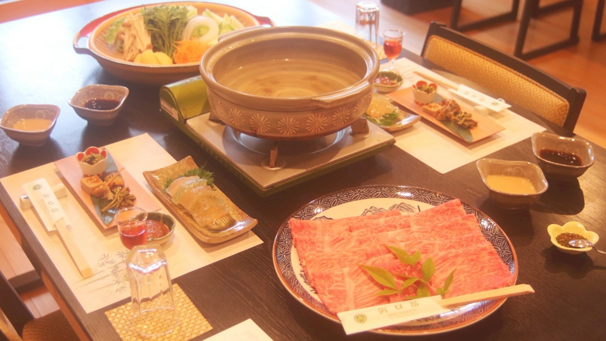 *【しゃぶしゃぶ一例】薄くスライスされたお肉は、特製出汁にさっとくぐらせることで、口の中でとろけるよ