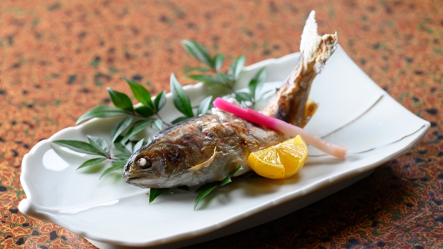 *夕食一例：山の幸、川魚など旬の味をご賞味下さい