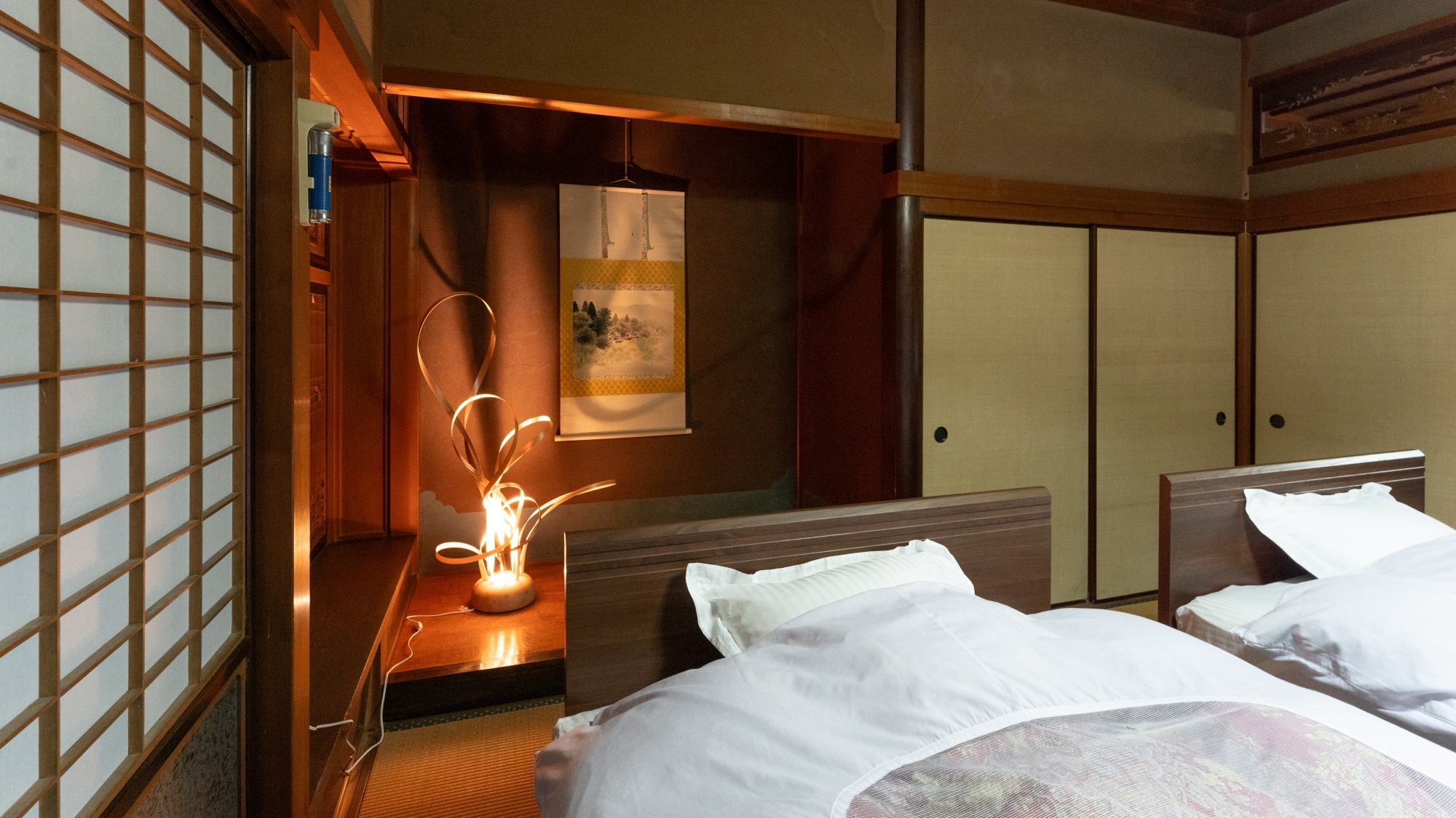 *【新館三階】10畳＋8畳：アーティスト作品の照明