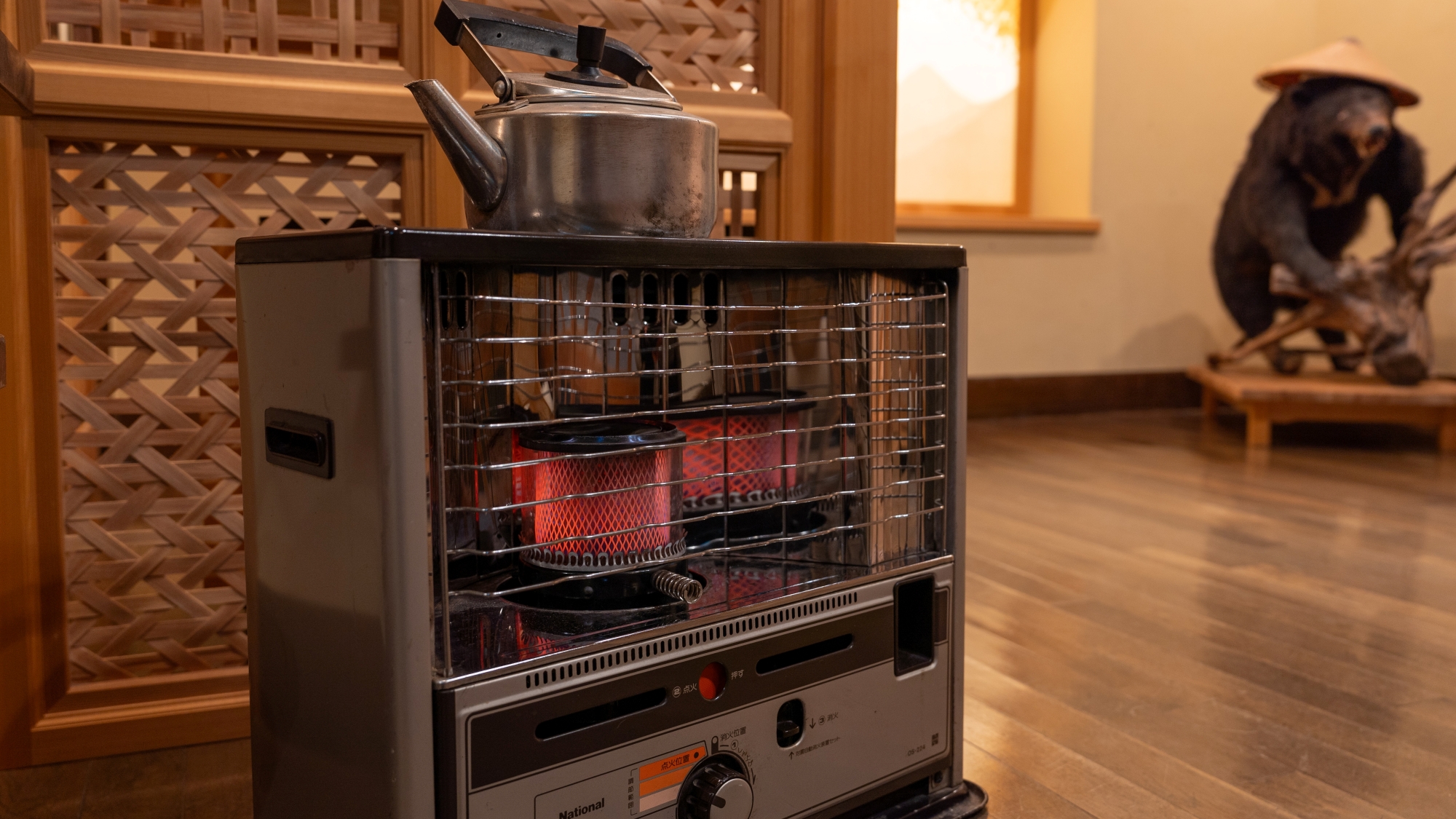 *【館内】冬季はストーブを設置