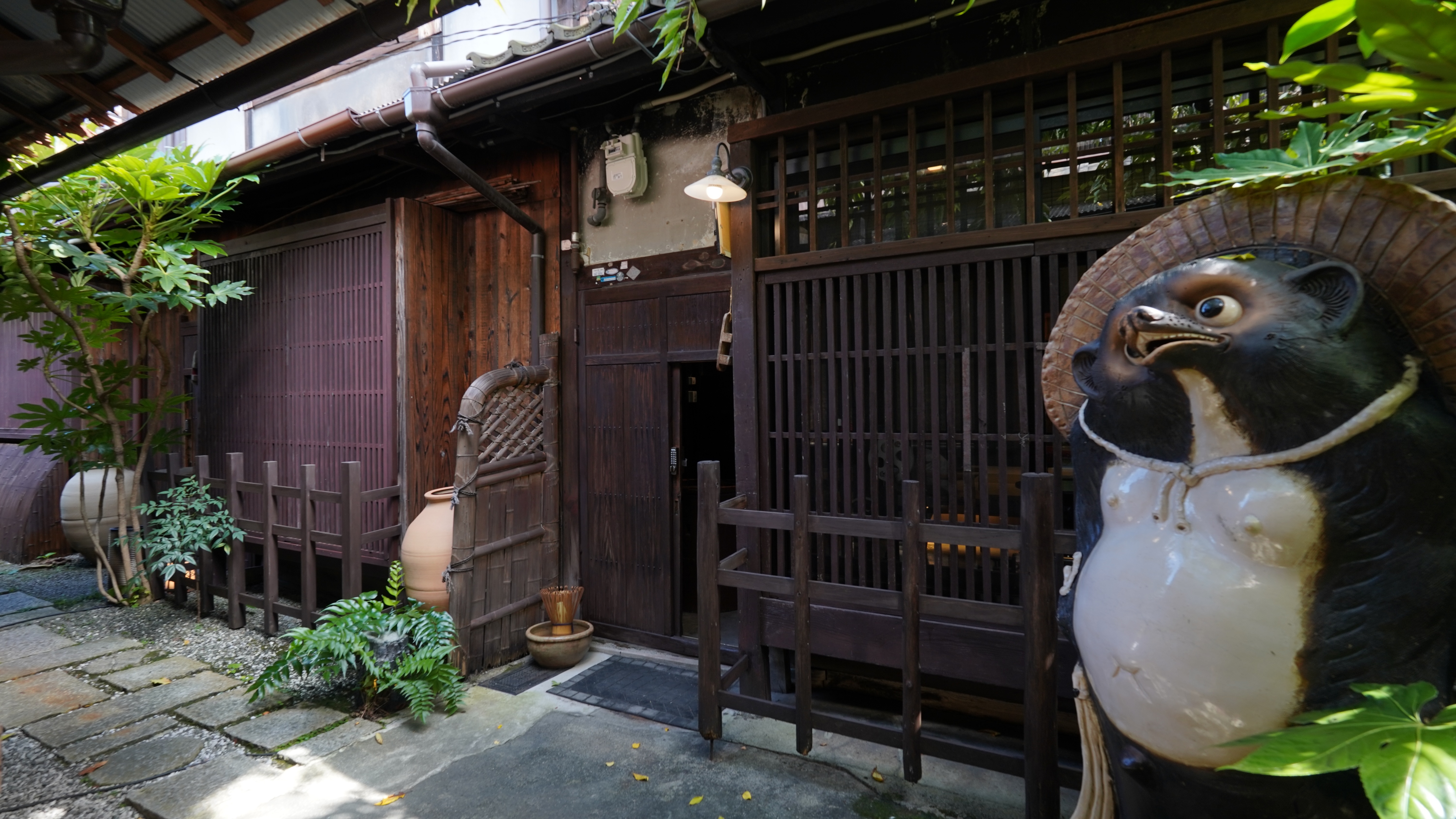 ・【敷地内路地】大きな狸がお出迎えいたします