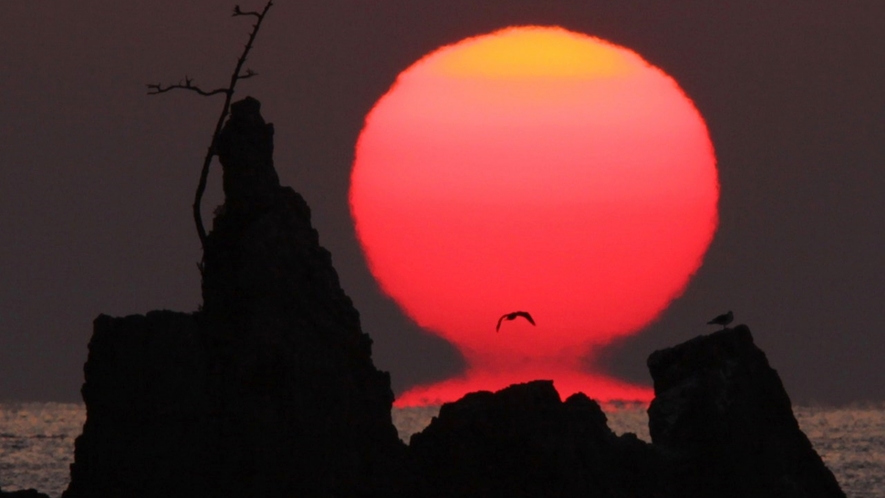 *【だるま夕日】宿毛湾の冬の風物詩。見れるのは大変稀なので、「幸運の夕日」とも呼ばれています。