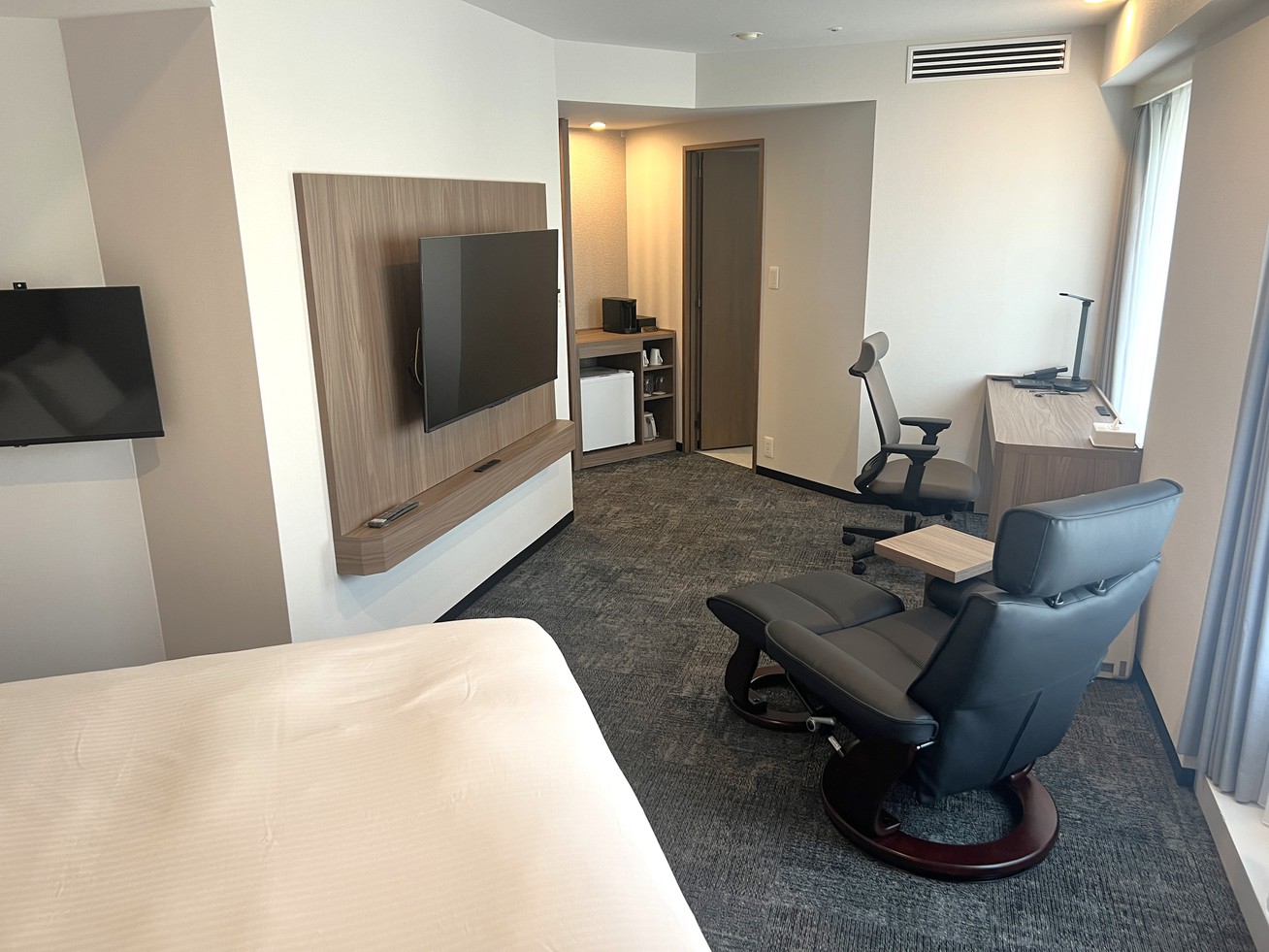 【ニュースタンダードコンフォートダブル】ゆとりある180cm幅ベッドでおくつろぎください