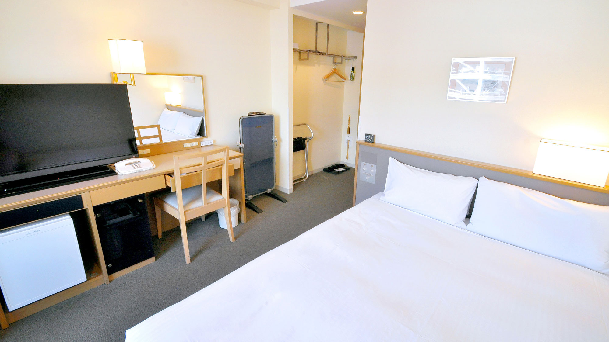 【セミダブル】シングルルームと同形式のお部屋が、2名様でもご利用可能なリーズナブルな客室です。