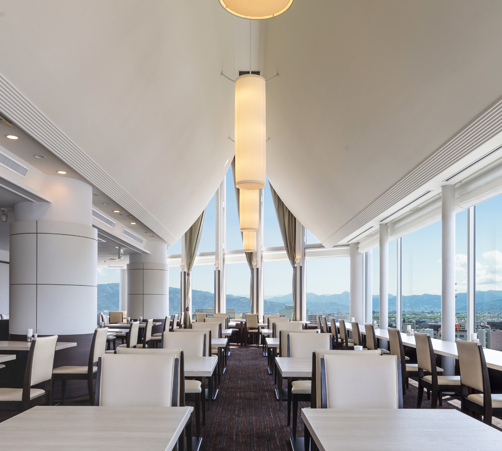 【スカイレストラン白馬】ホテル最上階16Fにて、信州の景色とお料理をお楽しみいただけます。