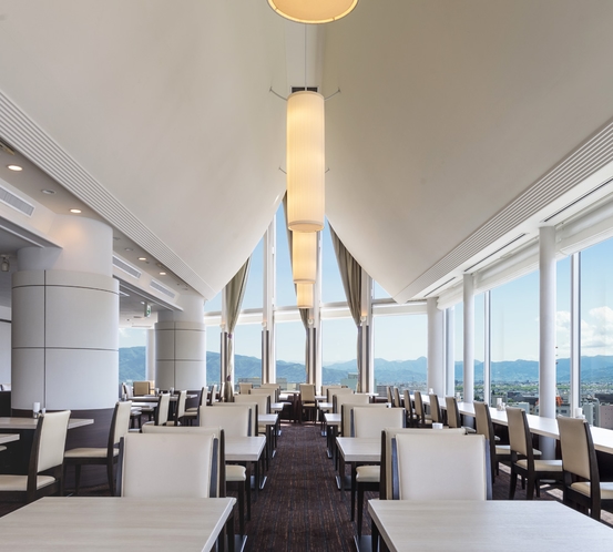 【スカイレストラン白馬】ホテル最上階16Fにて、信州の景色とお料理をお楽しみいただけます。