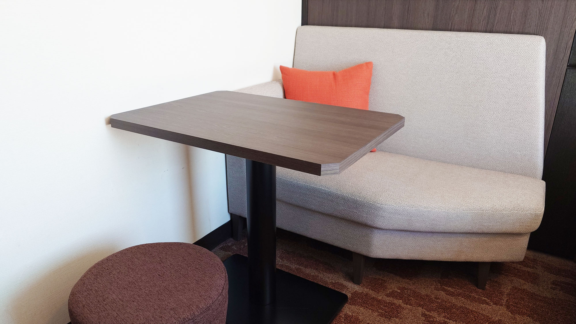 【Jフロアーカジュアルダブル】ゆったりとしたソファとテーブルでお寛ぎください