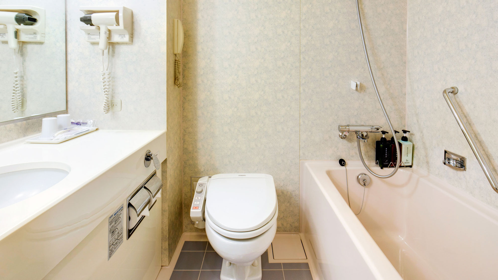 【ユニットバス（一例）】お部屋には清潔感のあるユニットバスを完備。浴槽は手すり付きで安心です。
