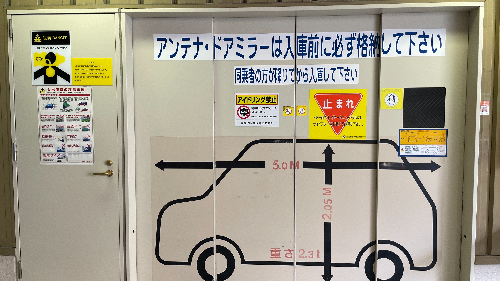 機械式立体駐車場（ホテル裏側）