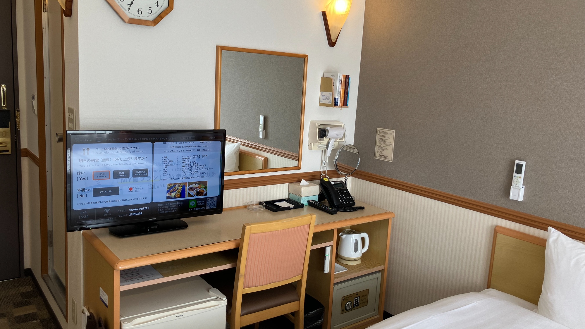 ツインのデスクまわり