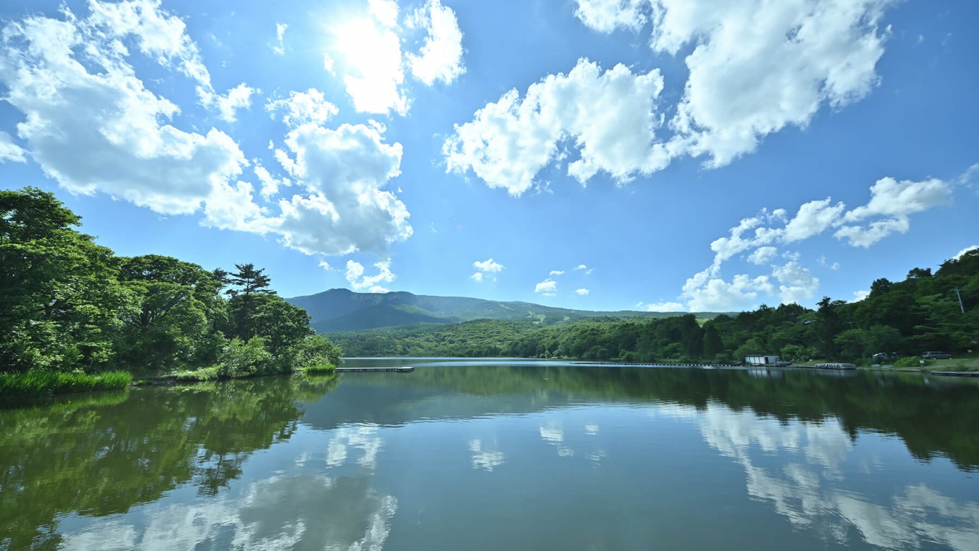 バラギ湖／日本百名山に数えられる四阿山（あずまやさん）の麓にあるバラギ湖。