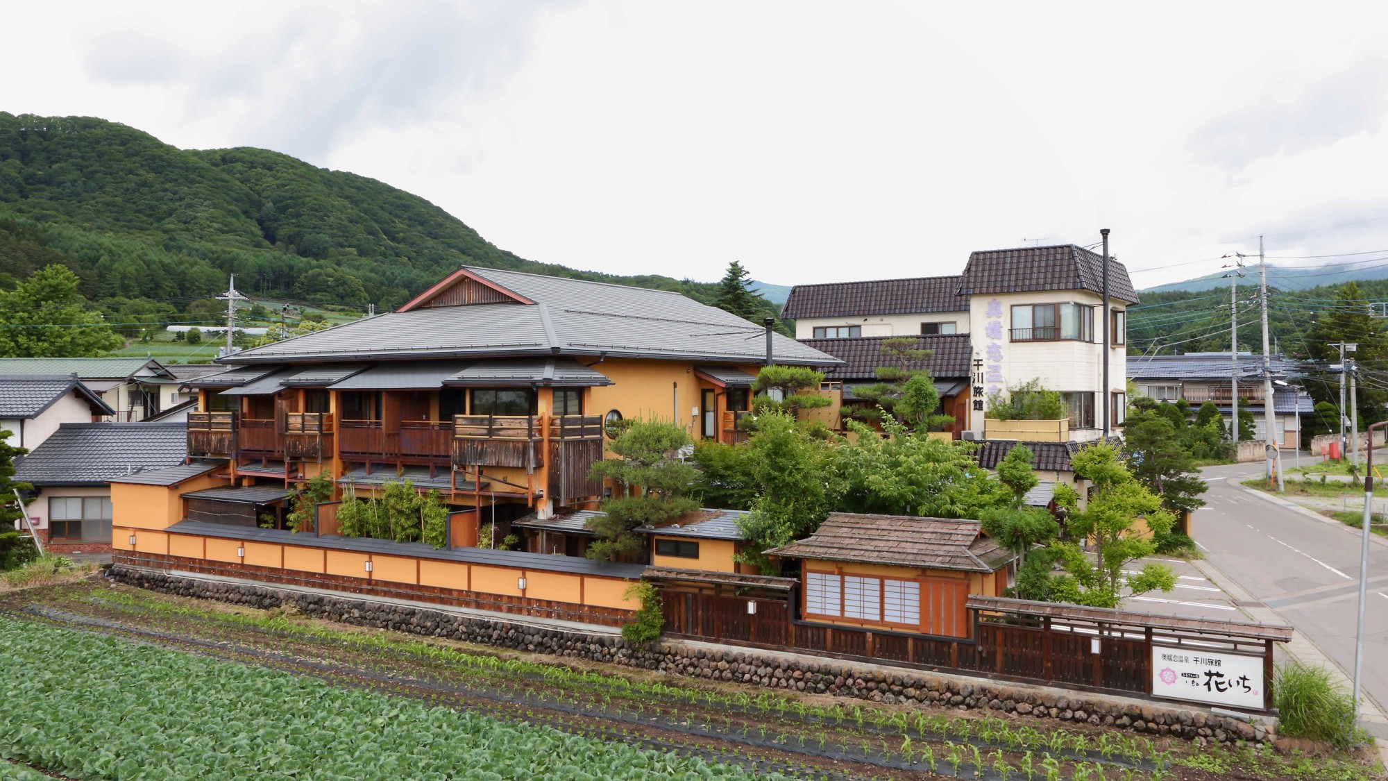 外観／ふるさとの宿「花いち」は、どこまでも続く田園風景の中に佇んでおります。