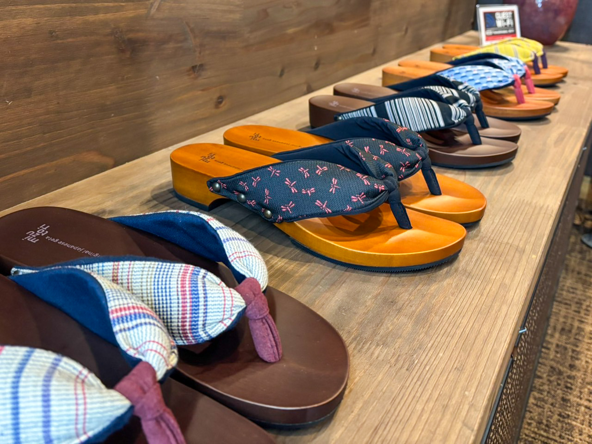 売店にて販売中！おしゃれな水鳥の下駄です♪