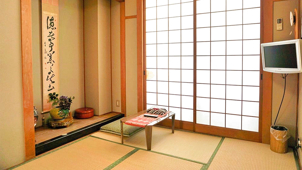 *【部屋】大倉荘の平成館和室6～8畳のお部屋は小ぢんまりとした落ち着く畳のお部屋で、バストイレ共同
