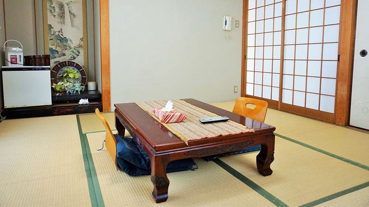 *【部屋】大倉荘の平成館和室6～8畳のお部屋は小ぢんまりとした落ち着く畳のお部屋で、バストイレ共同