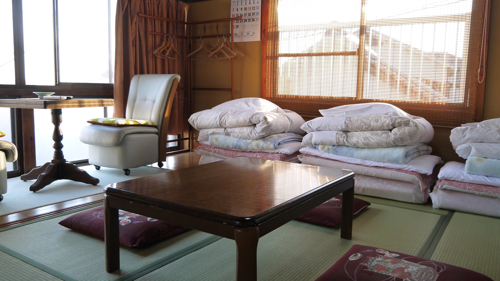 *昭和館のお部屋：鍵はちょっとレトロな雰囲気をお楽しみいただける南京錠タイプ。懐かしの家に遊びに来た