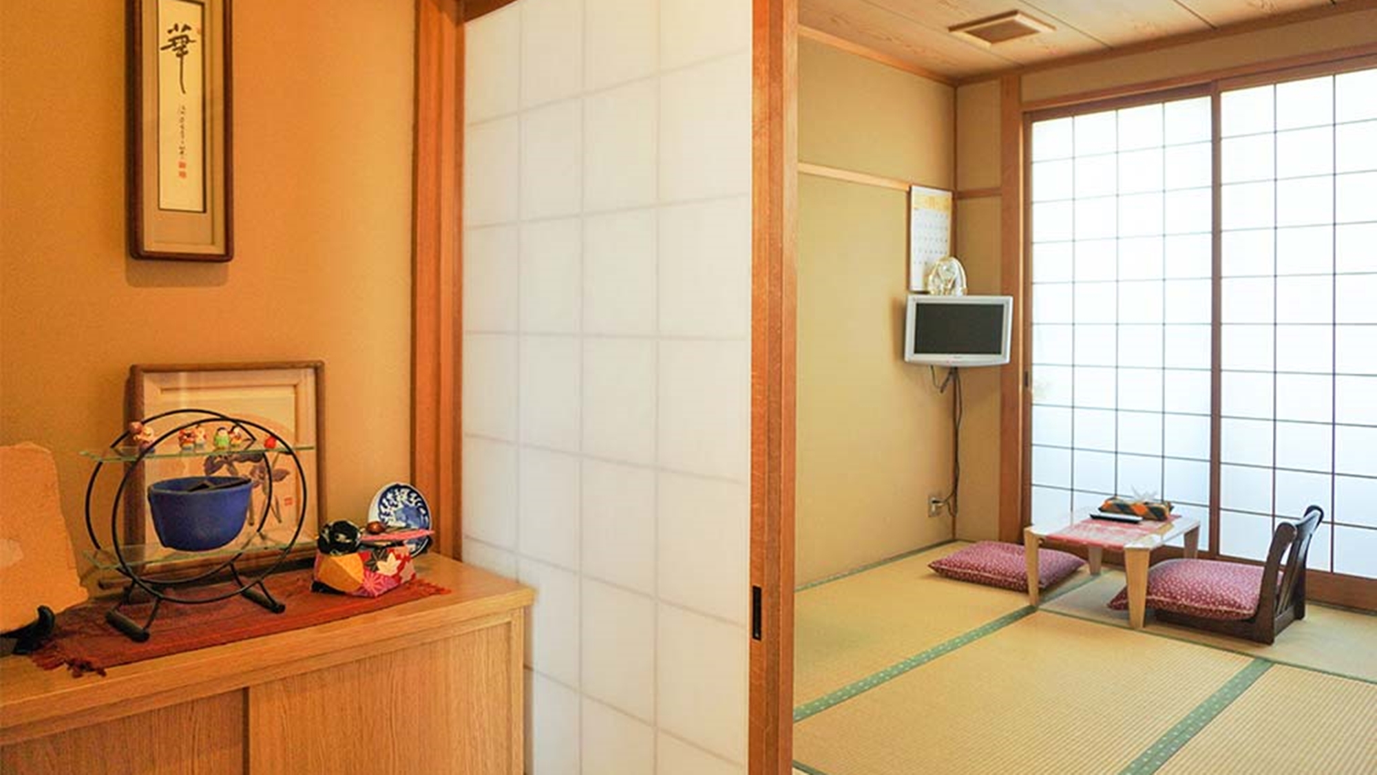 *【部屋】大倉荘の平成館和室6～8畳のお部屋は小ぢんまりとした落ち着く畳のお部屋で、バストイレ共同