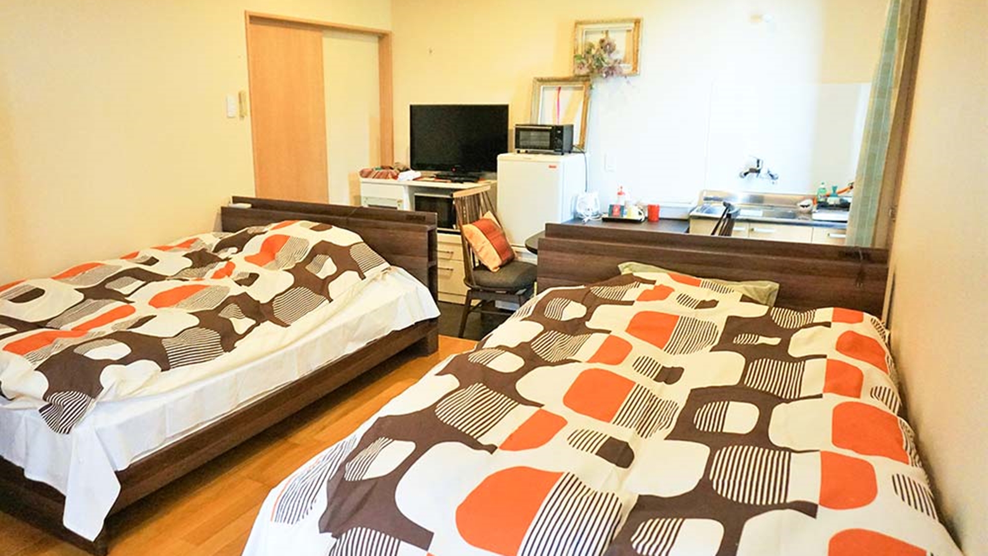 *【部屋】別棟うみぞら「空」はキッチン付洋室8畳。3つの客室がある1階建てで浴室・洗面・トイレは共同