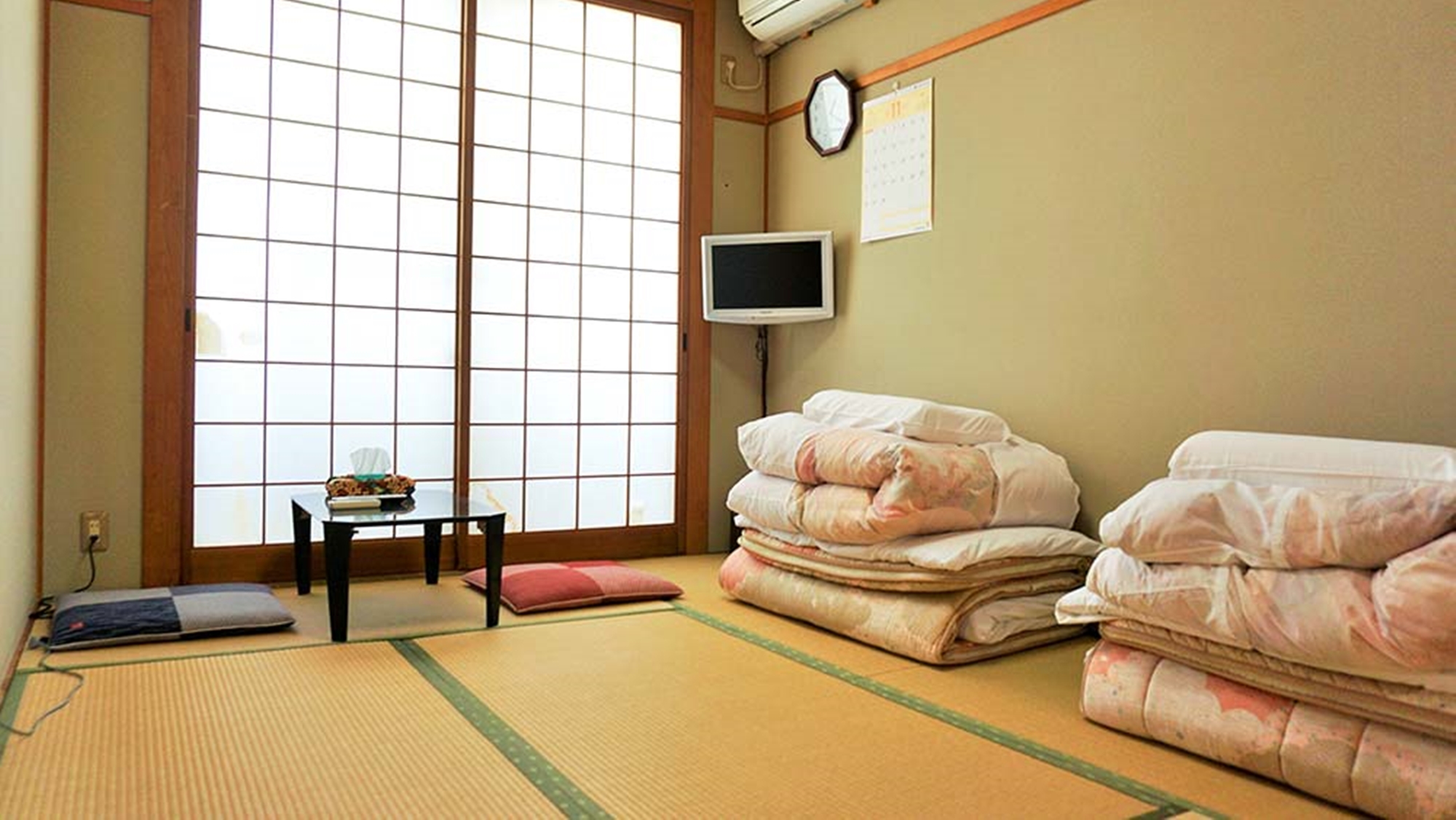 *【部屋】大倉荘の平成館和室6～8畳のお部屋は小ぢんまりとした落ち着く畳のお部屋で、バストイレ共同